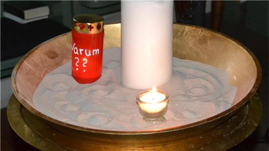 Häusliche Gewalt in Gyhum: Stader Opferhilfe leistet Beistand Kerzen als Zeichen der Anteilnahme in der Gyhumer St.-Margarethen-Kirche.
