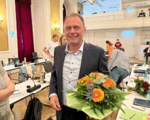 Der Grüne Daniel Köbler im Mai 2025 nach seiner Wahl zum neuen Mainzer Bürgermeister und Finanzdezernenten im Mainzer Stadtrat. - Foto: gik