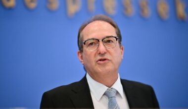 Auch Arbeitsverbote lockern: Dobrindt will Rückkehrzentren für Asylbewerber einrichten