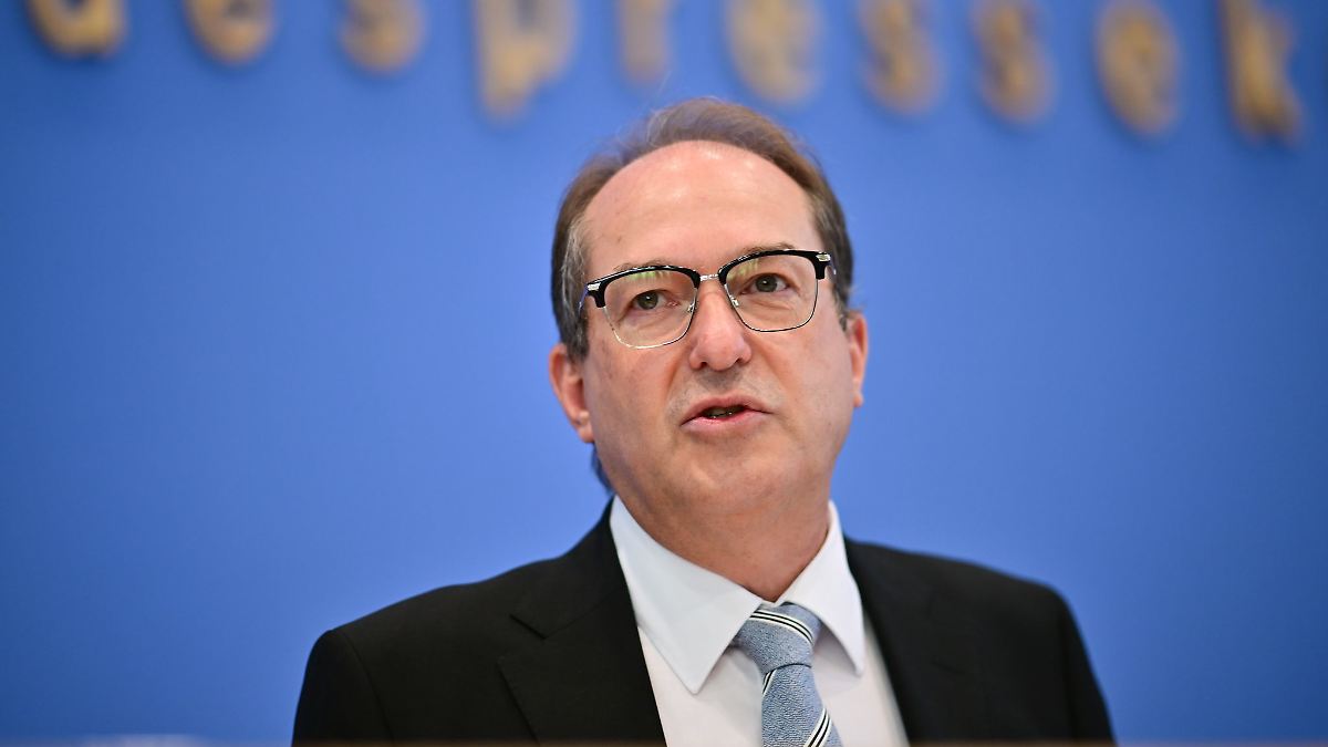 Auch Arbeitsverbote lockern: Dobrindt will Rückkehrzentren für Asylbewerber einrichten