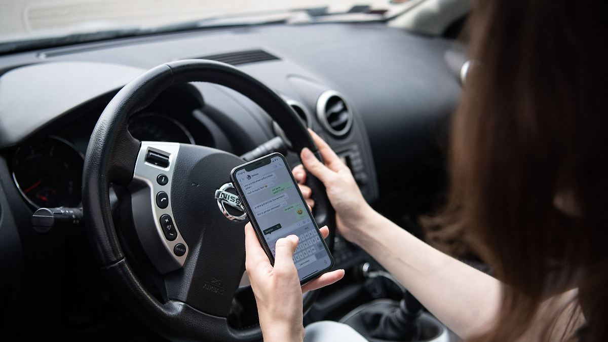 Niedersachsen & Bremen: Handy am Steuer? Polizei kontrolliert vermehrt