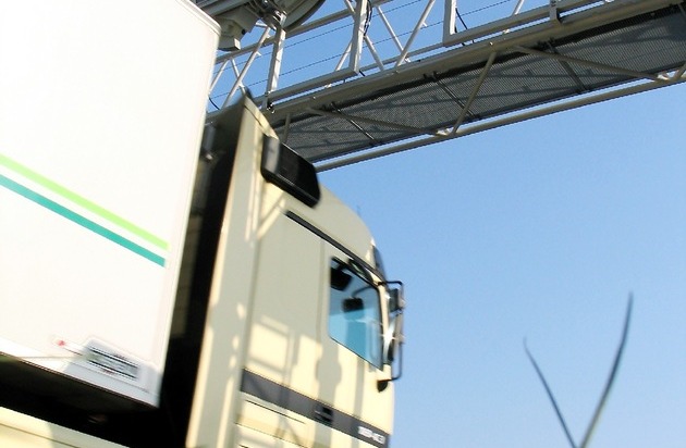 HZA-KA: ZOLL vollstreckt offene Lkw-Mautforderung - Anhänger vorübergehend gepfändet