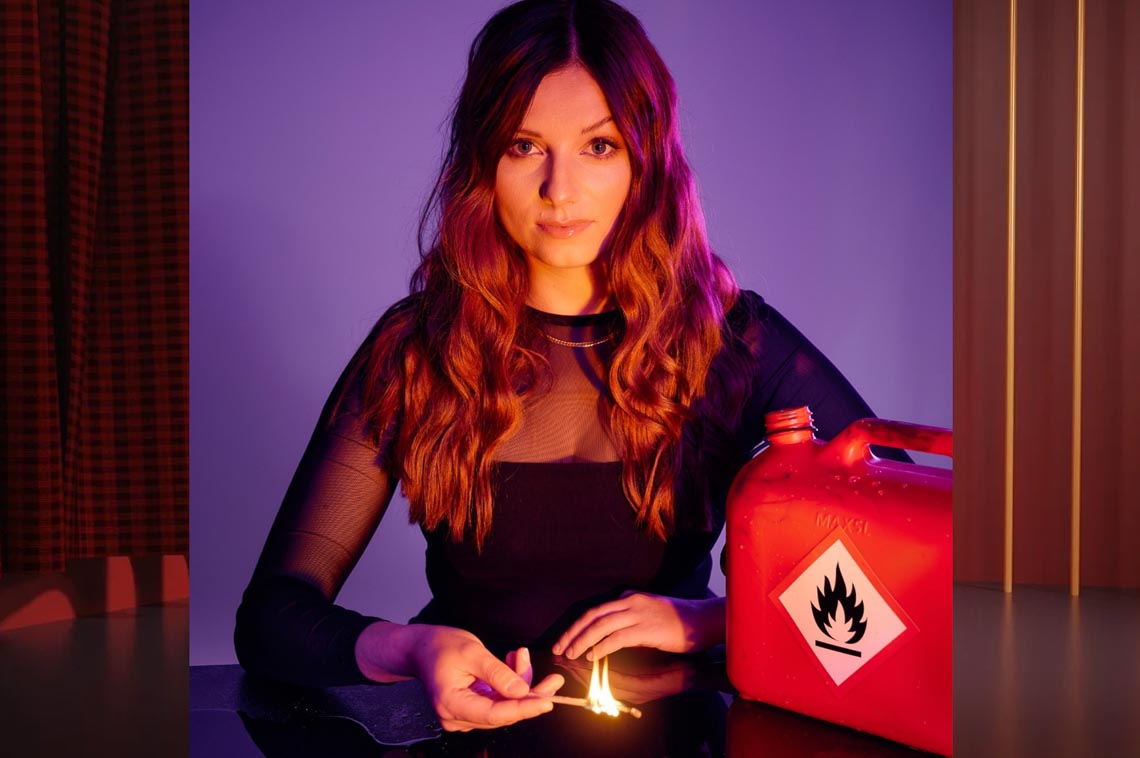 Premiere: Lara Ermer entlarvt unsere Selbstverständlichkeiten