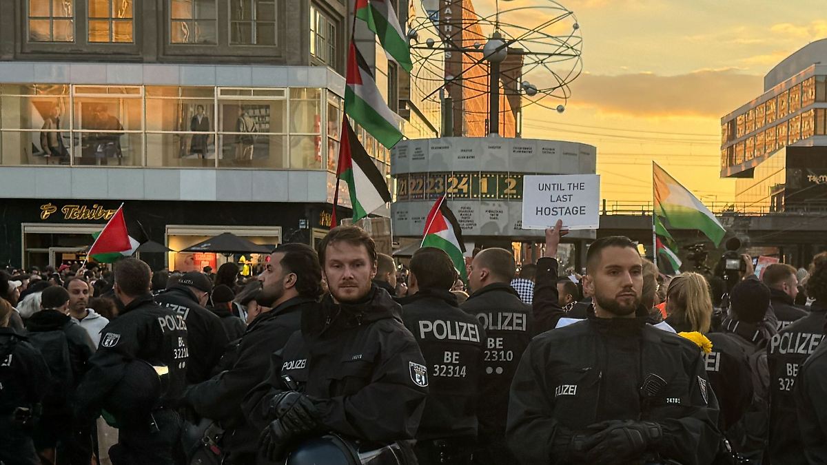 Berlin & Brandenburg: Festnahmen bei propalästinensischer Demo am Alexanderplatz