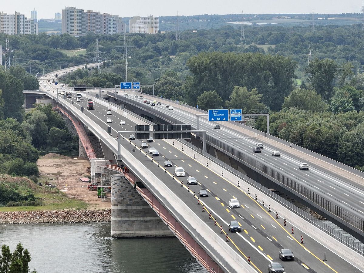 Kein Geld für Ausbau der A643 bei Mainz? - Bund hält an sechs Spuren fest und fordert Baurecht - Autobahn GmbH: Verkehr nicht deutlich gesunken