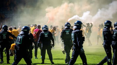 Dresdner Fans sorgten am 10. Mai 2025 in Mannheim für einen Platzsturm und einen massiven Polizeieinsatz.