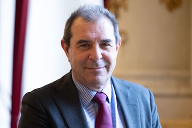 Der Italiener Daniele Gatti hat nun seine erste Oper als Chefdirigent der Sächsischen Staatskapelle Dresden Verdis „Falstaff“ herausgebracht und auswendig dirigiert. 