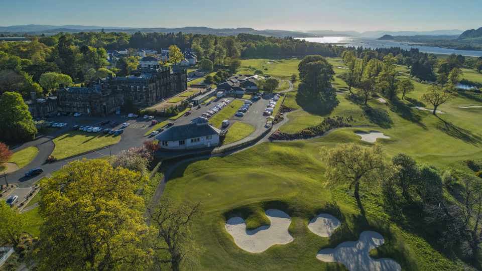 Blick auf Mar Hall Golf & Spa Resort samt Platz 