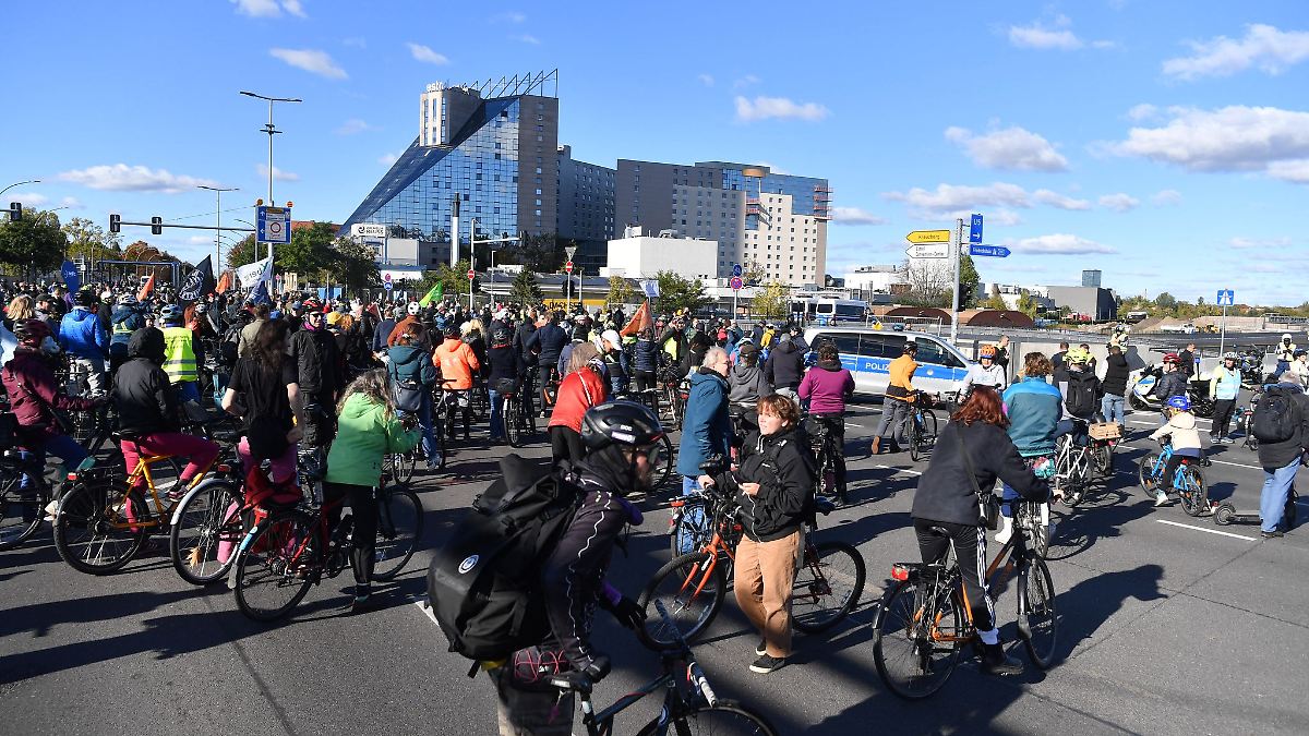 Berlin & Brandenburg: Demonstranten protestieren gegen den Ausbau der A100