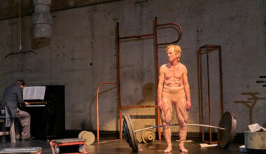 Mein Schwanensee – Deutsches Schauspielhaus Hamburg – Christoph Marthaler geht mit Elfriede Jelinek in die Muckibude