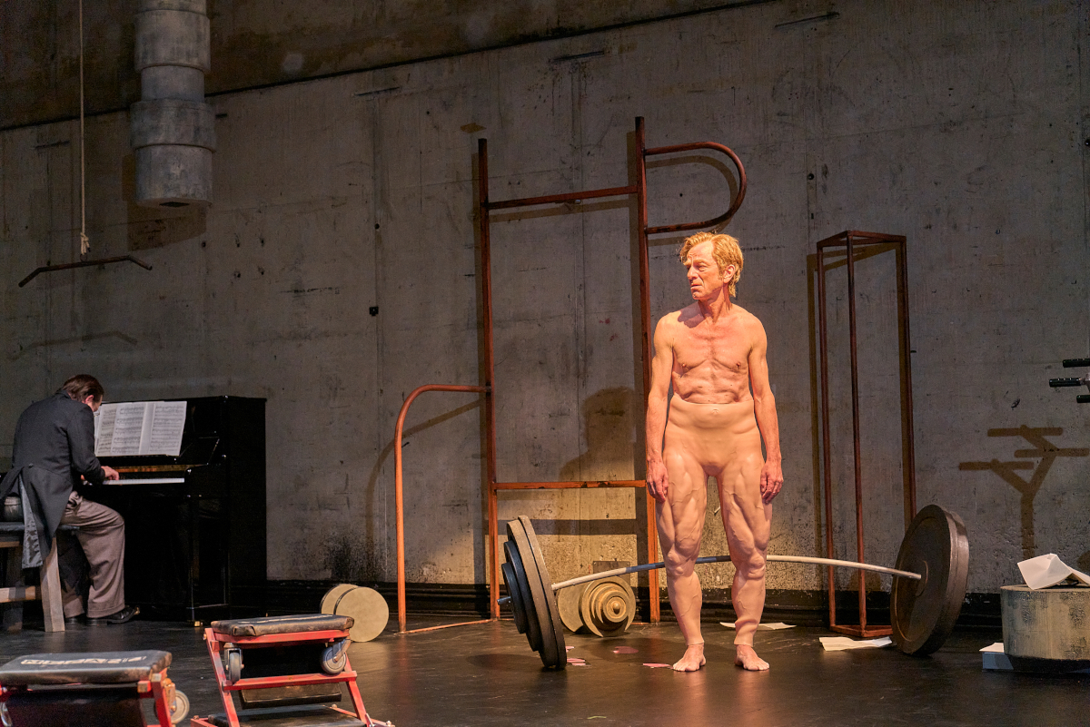 Mein Schwanensee – Deutsches Schauspielhaus Hamburg – Christoph Marthaler geht mit Elfriede Jelinek in die Muckibude