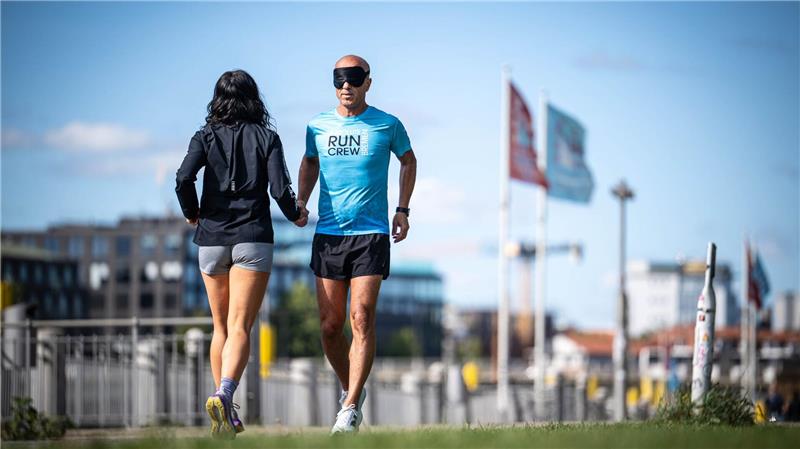 Bremer läuft Halbmarathon rückwärts mit verbundenen Augen Mit seinen ungewöhnlichen Läufen möchte der Bremer auf gemeinnützige Organisationen hinweisen.