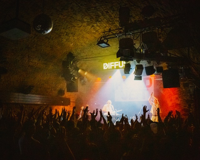 Geschliffene Riffs, Glitzerpop und warmer Indie – so war DIFFUS LIVE in Bremen, Leipzig und Münster