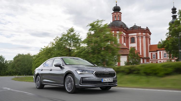 Offiziell kann man im Skoda Superb iV bis zu 137 Kilometer rein elektrisch fahren.