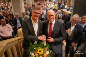 Markus Lewe (r.) gratuliert seinem Nachfolger Tilman Fuchs (l.) am Abend der Stichwahl. (Foto: Christian Menz)