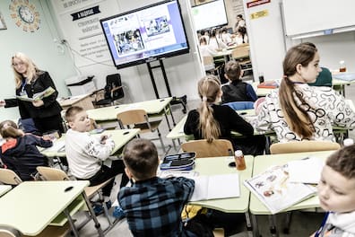 Eine neue Schule, tief in der Erde: Die "sichere Schule“ im Nordosten der ukrainischen Stadt Charkiw. 