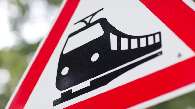 Offenbar war die Bahnstrecke freigegeben worden, obwohl noch ein Zug in der Anfahrt war. Nun ermittelt die Polizei.