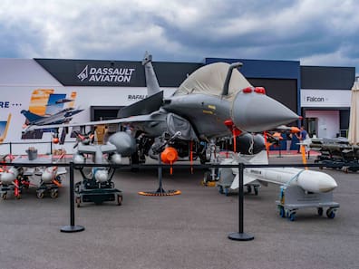 Ein Kampfjet wird auf einer Flugzeugmesse ausgestellt.