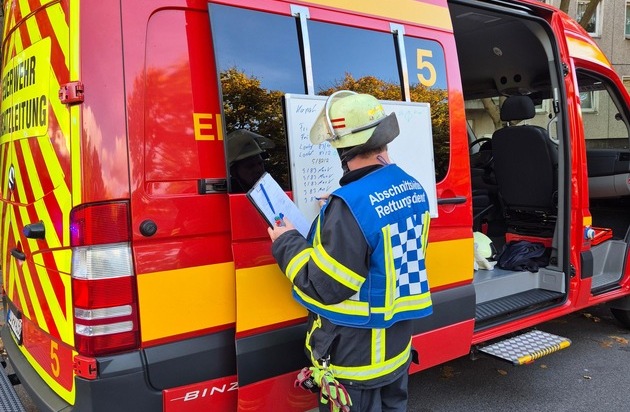 FW Dresden: Kellerbrand in Mehrfamilienhaus - mehrere Personen verletzt