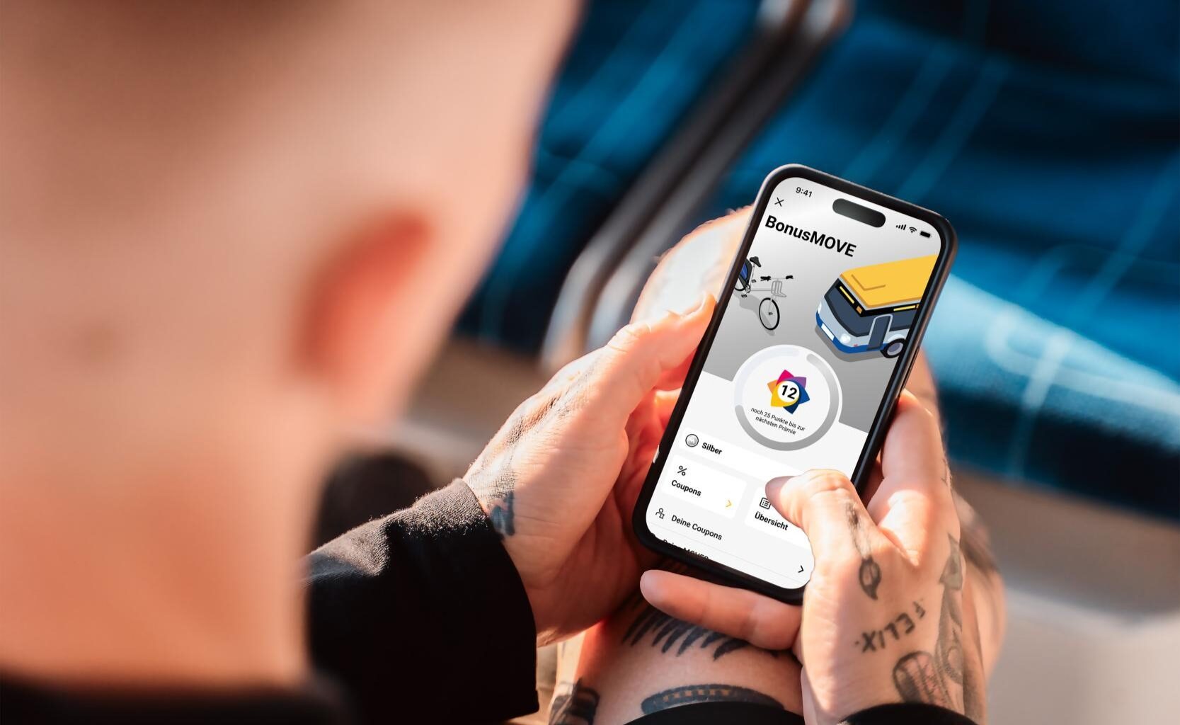 Schulterblick: Ein Kunde nutzt BonusMove auf seinem Smartphone. Quelle: Leipziger Gruppe