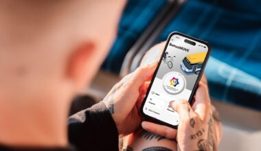 Schulterblick: Ein Kunde nutzt BonusMove auf seinem Smartphone. Quelle: Leipziger Gruppe