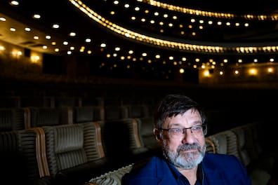 „Die Nachfrage ist ziemlich groß, weil die Menschen sich in diesen schrecklichen Kriegszeiten nach Normalität sehnen“: Operndirektor Igor Tuluzov (67). 
