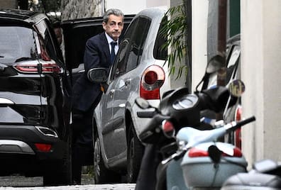 Nicolas Sarkozy steigt aus einem Fahrzeug bei der Rückkehr zu seinem Wohnhaus, nachdem er mit Staatsanwälten über den Antritt seiner Haftstrafe gesprochen hat. 