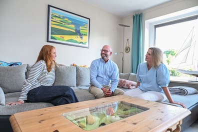 Familie Daude zu Hause in Molfsee: Ehefrau Melanie (53, rechts) und Tochter Carlotta (16) unterstützen die Kandidatur von Ulf Daude (52) voll und ganz.