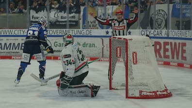 Aus die Maus: Eislöwen-Kapitän Travis Turnbull (l.) vertändelte beim Penalty den Puck und blieb zweiter Sieger gegen Augsburgs Torwart Michael Garteig.