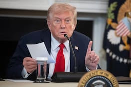 President Donald Trump holds a noted given to him by Secretary of State Marco Rubio during a roundtable about antifa in the State Dining Room at the White House in Washington, DC on Wednesday, October 8, 2025. The subject shifted to the Middle East and Gaza. PUBLICATIONxNOTxINxUSA WASP20251008107 FrancisxChung