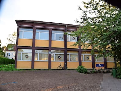 Das Beeke-Sellmer-Haus mit TVL, Vhs und Bücherei rückt bei der Suche nach langfristigen Lösungen für die Grundschule Laboe in den Fokus. Diskutiert wird der Ersatz durch ein neues Multifunktionsgebäude, doch zunächst soll der bauliche Zustand geprüft und notwendige Reparaturen vorgenommen werden.