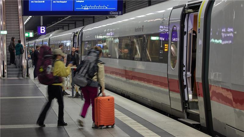 Reisende steigen am Berliner Hauptbahnhof in einen Zug nach Hamburg. (Archivbild) 