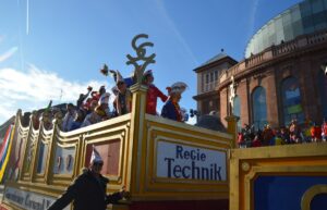 Die Anzahl der Wagen im Rosenmontagszug hat in den vergangene Jahren stetig zugenommen, auch weil viele Vereine Kampagnenaktive ehren wollen. - Foto: gik