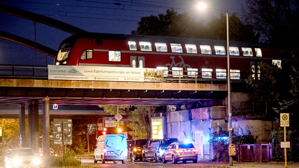 Berlin & Brandenburg: Oberleitungsschaden: Rund 300 Fahrgäste müssen Regio räumen