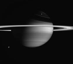 Saturnmond stößt organische Verbindungen aus • Informationen für Medien und Journalist*innen • Freie Universität Berlin