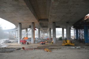 Die alte Vorlandbrücke der A643 stammt aus den 1960er Jahren und ist marode. Wie lange sie noch hält? Unklar. - Foto: gik