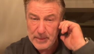 Fahrzeug "zu Schrott gefahren": Alec Baldwin kracht bei Autounfall gegen Baum
