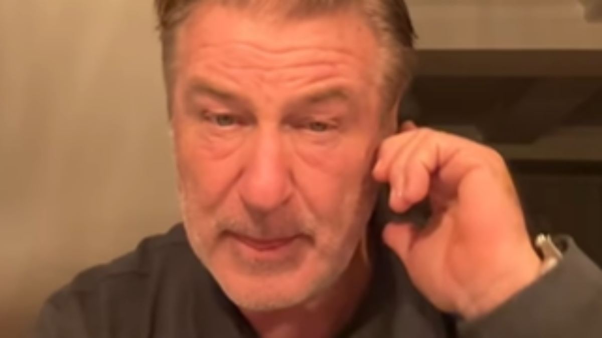 Fahrzeug "zu Schrott gefahren": Alec Baldwin kracht bei Autounfall gegen Baum