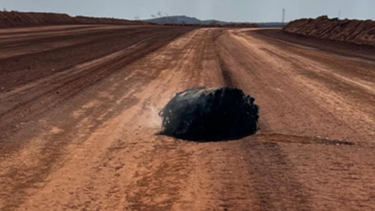 Teil einer chinesischen Rakete?: Brennendes Objekt aus dem All schlägt in australischer Wüste ein