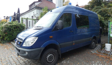 Wagen der Spurensicherung auf Gehweg,