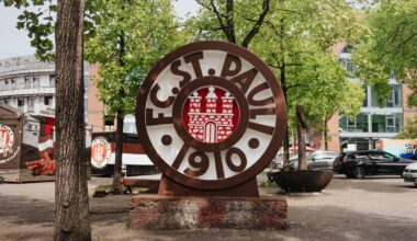 Steinwappen des FC St. Pauli auf dem Harald-Stender-Platz.
