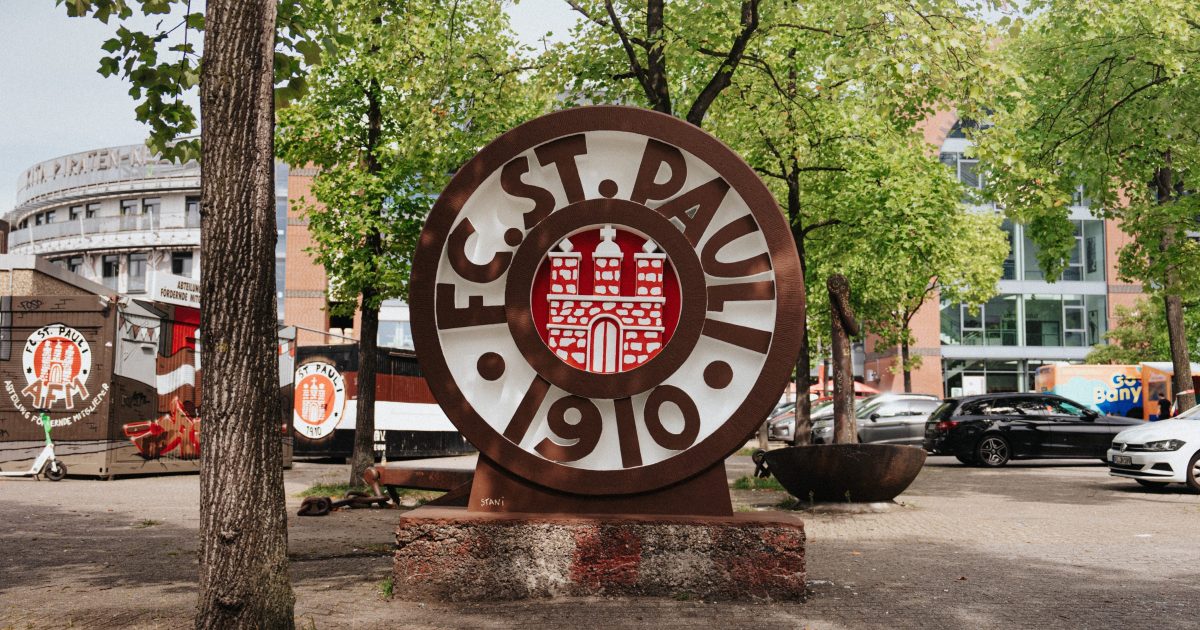Steinwappen des FC St. Pauli auf dem Harald-Stender-Platz.