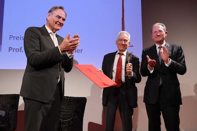Am Mittwochabend bei der Preisverleihung: Oberbürgermeister Burkhard Jung (l.), der ausgezeichnete Journalismusforscher Michael Haller und Harald Langenfeld, Vorstandsvorsitzender der Sparkasse Leipzig und der Medienstiftung (r.).