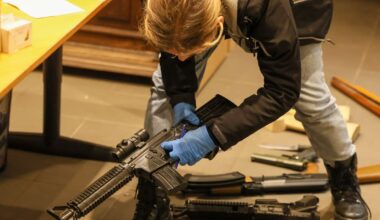 Polizei findet Kriegswaffen und NS-Relikte in Kellerraum – mehrere Festnahmen