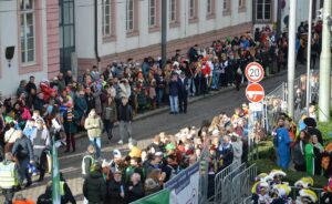 Lücke im Rosenmontagszug 2023: Für die Zuschauer ärgerlich. - Foto: gik
