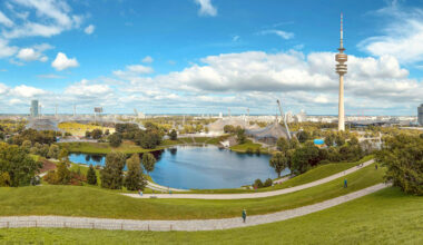 Bildbeschreibung: Ein Blick in den Olympiapark in München.