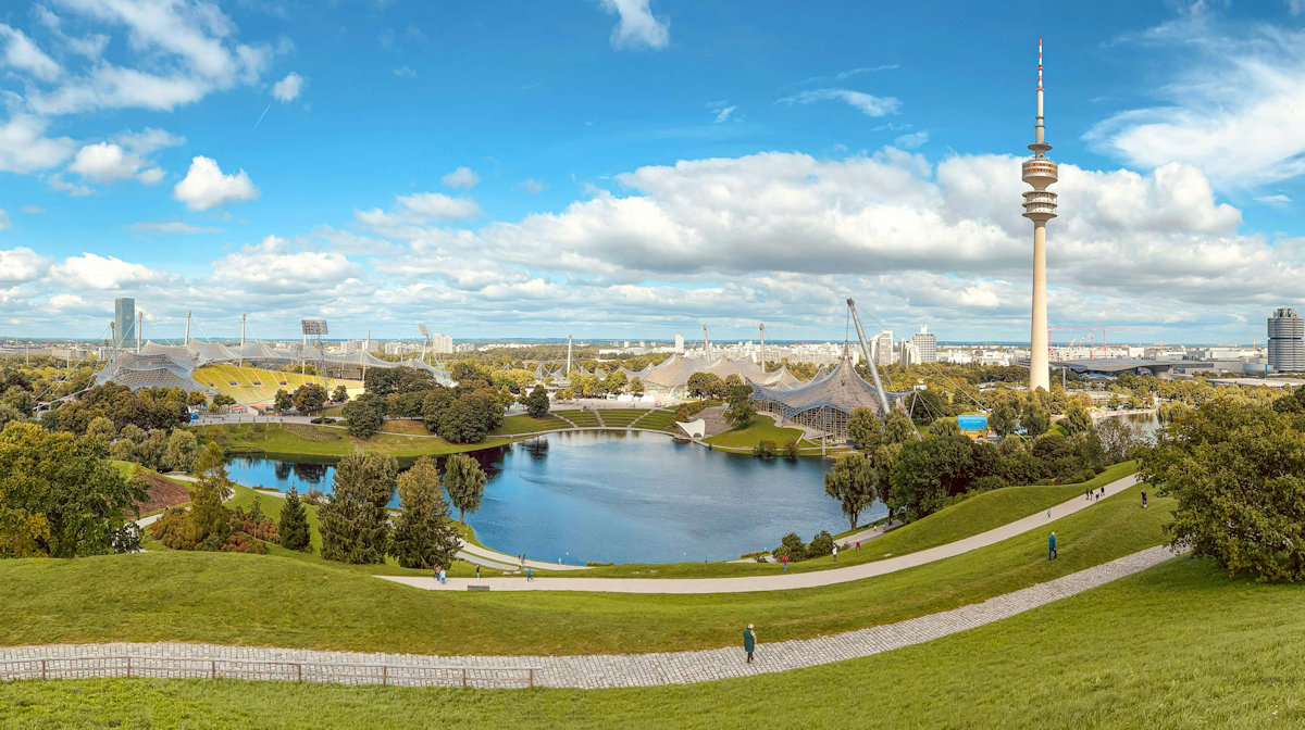 Foto: © Nico Hartnauer Bildbeschreibung: Ein Blick in den Olympiapark in München.