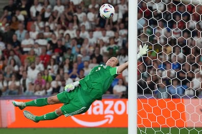 „Wie eine exquisite Zeitmaschine deutscher Ingenieurskunst“, schrieb die New York Times: Ann-Katrin Berger bei der EM gegen Frankreich.