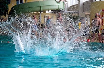 Einen Ausflug ins H2O nach Remscheid bietet das Haus der Jugend Gräfrath an.