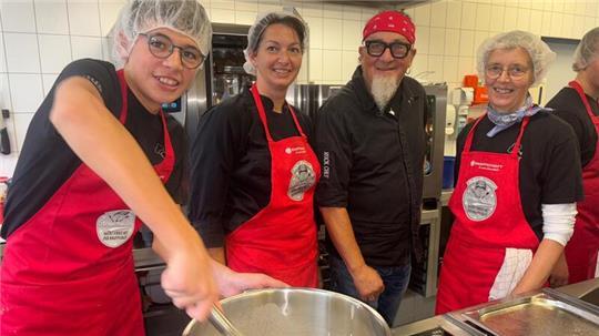 Zehntklässler Amatus Vollmers (von links), die pädagogische Mitarbeiterin Jessica Tietjens, Starkoch Stefan Marquard und Lehrkraft Dörte Wellms in der Mensaküche der Geestlandschule.